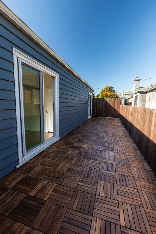 Building Photo - 1030 Ulloa St