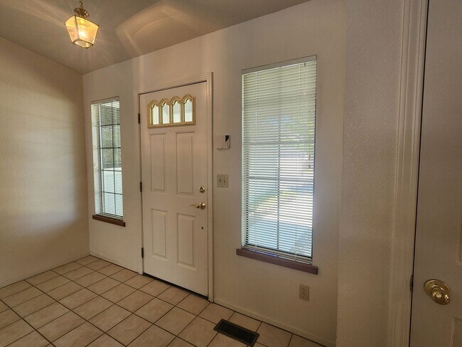 Building Photo - 1007 Shadow Ln