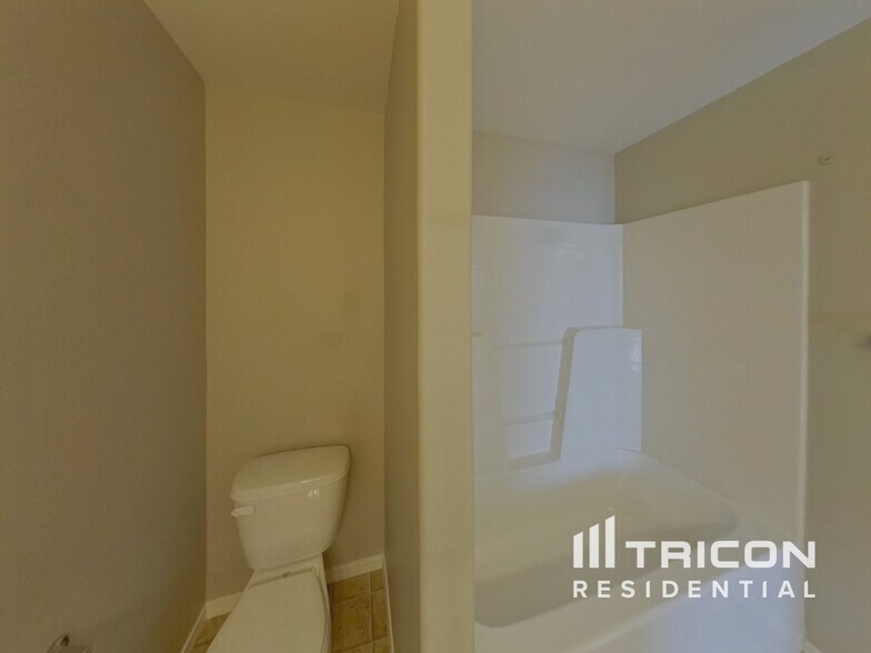 Building Photo - 1811 NE 89th Cir