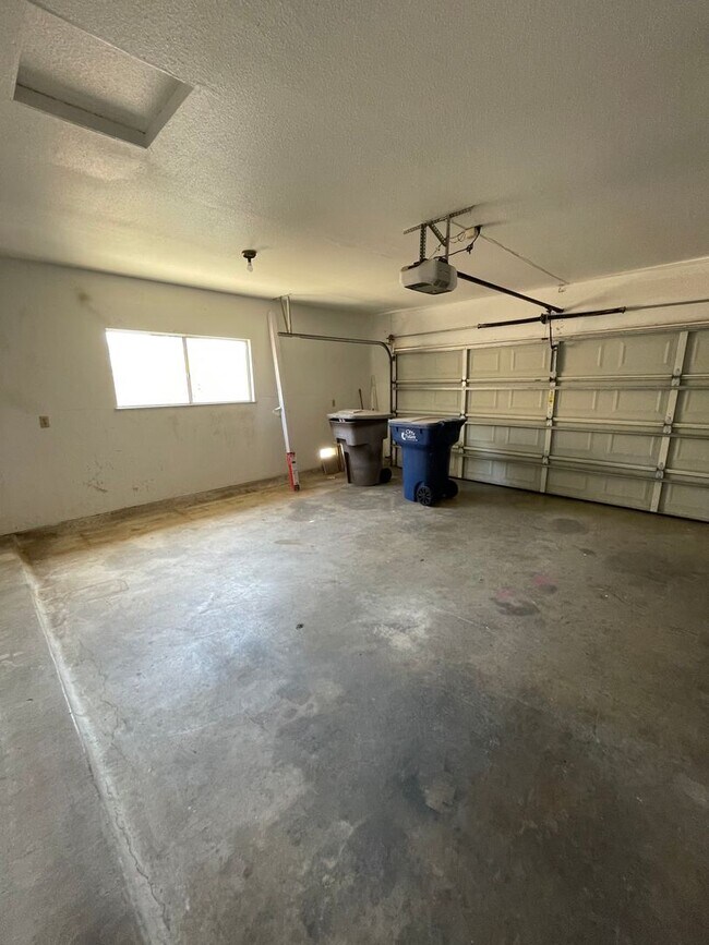 Building Photo - Spacious home in Tulare coming soon!