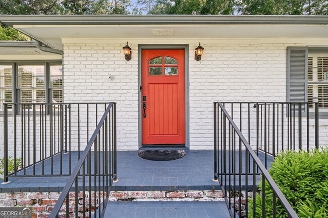 Building Photo - 1911 Fairway Cir NE