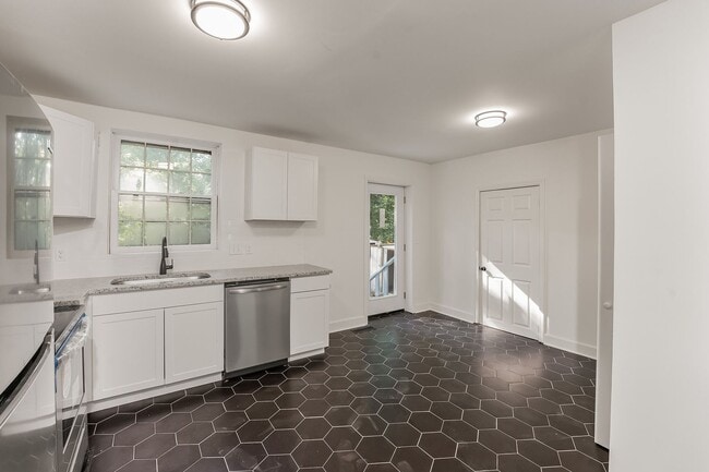Building Photo - Pet friendly 3bed/1.5bath