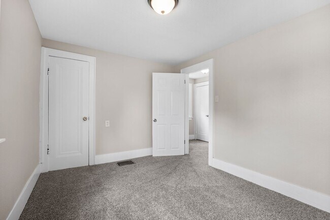 Building Photo - ? Move-In Ready Home with Modern Updates