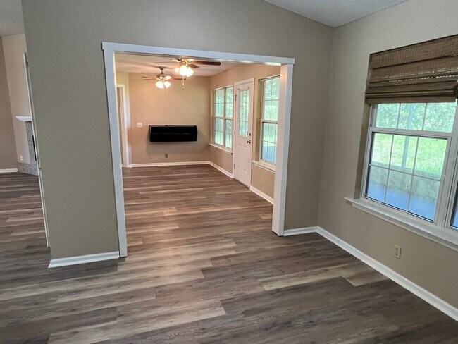 Building Photo - 25% off of 2nd month's rent with a 24 month Lease Agreement.