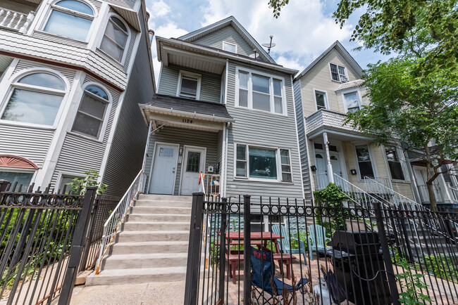 Primary Photo - 1124 W Roscoe St