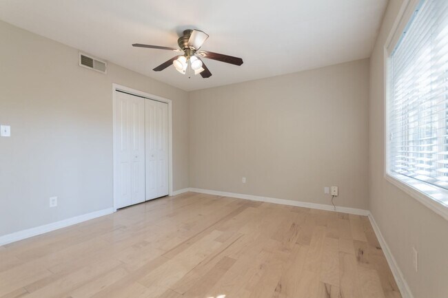 Building Photo - Beautiful 2BR/1.5BA condo in a gated community in the heart of Sandy Springs