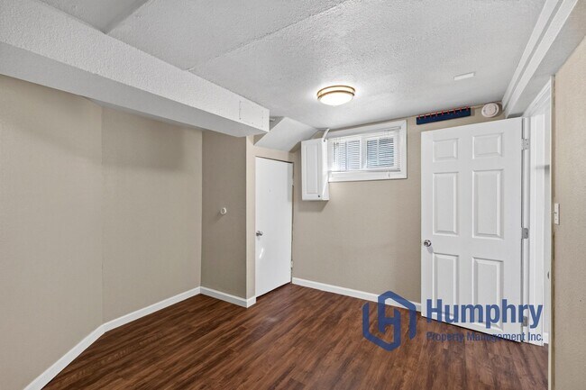 Building Photo - Bottom unit of Duplex