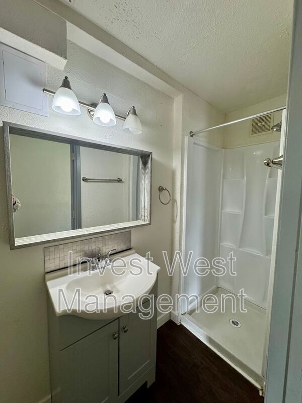 Building Photo - 1960-1933 33rd Ave