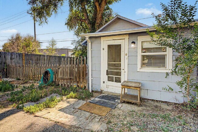 Building Photo - "Charming 1-Bed 1 bath in Englewood – Cozy 400 Sq Ft Living!"