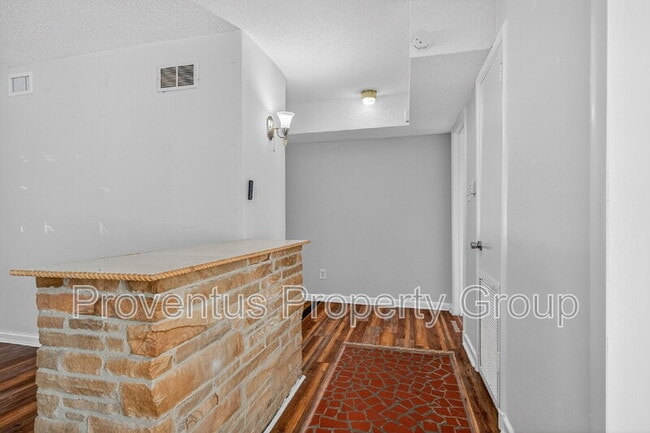 Building Photo - 8 Manor Dr
