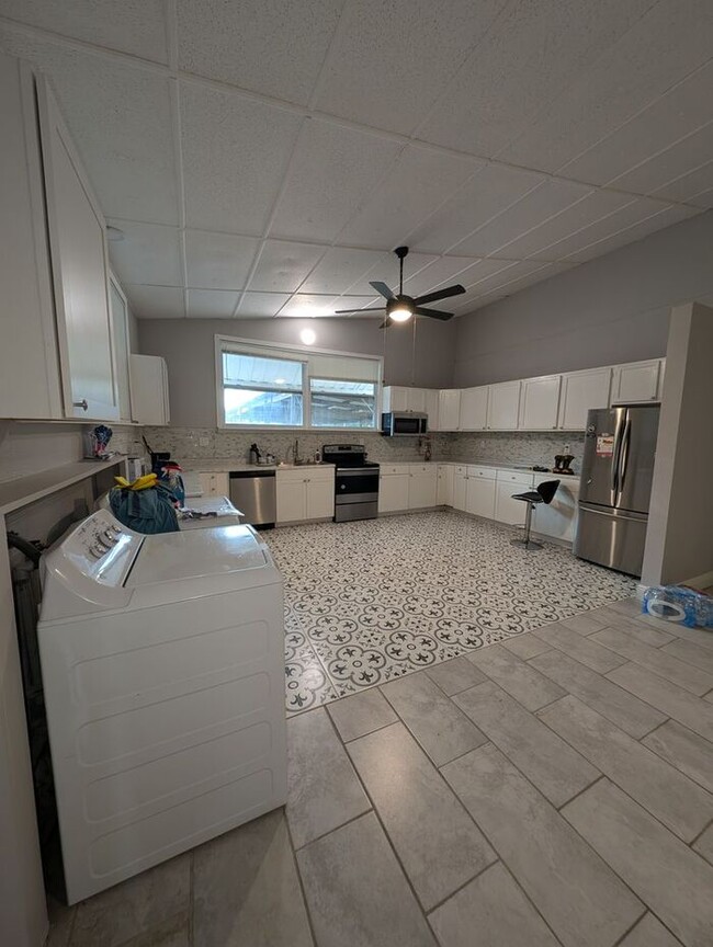 Building Photo - Large 4 bedrooms home with a bonus room. N...