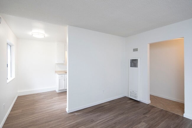 Primary Photo - Charming 2 Bedroom Cottage in a Great Esco...