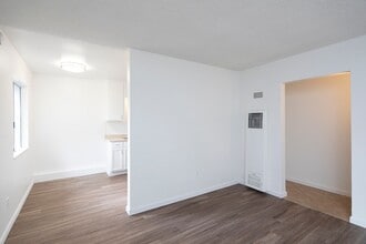 Building Photo - Charming 2 Bedroom Cottage in a Great Esco...