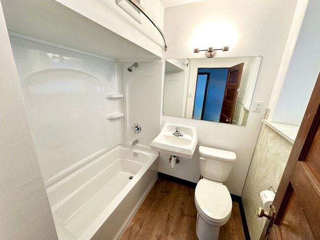 Building Photo - 610 S Pine St