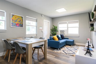 Building Photo - 1020 N Victoria Park Rd