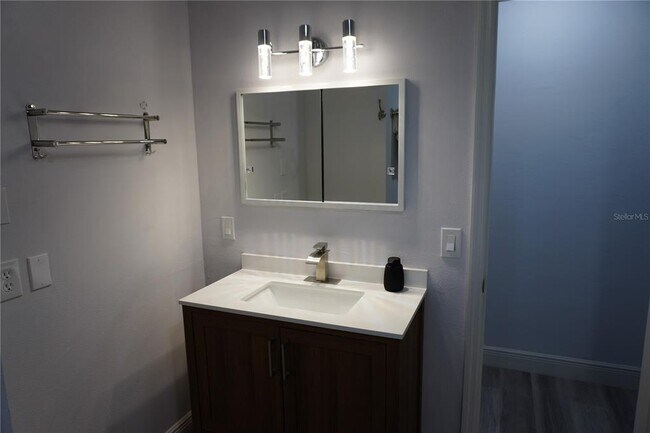 Building Photo - 2326 S Peninsula Dr