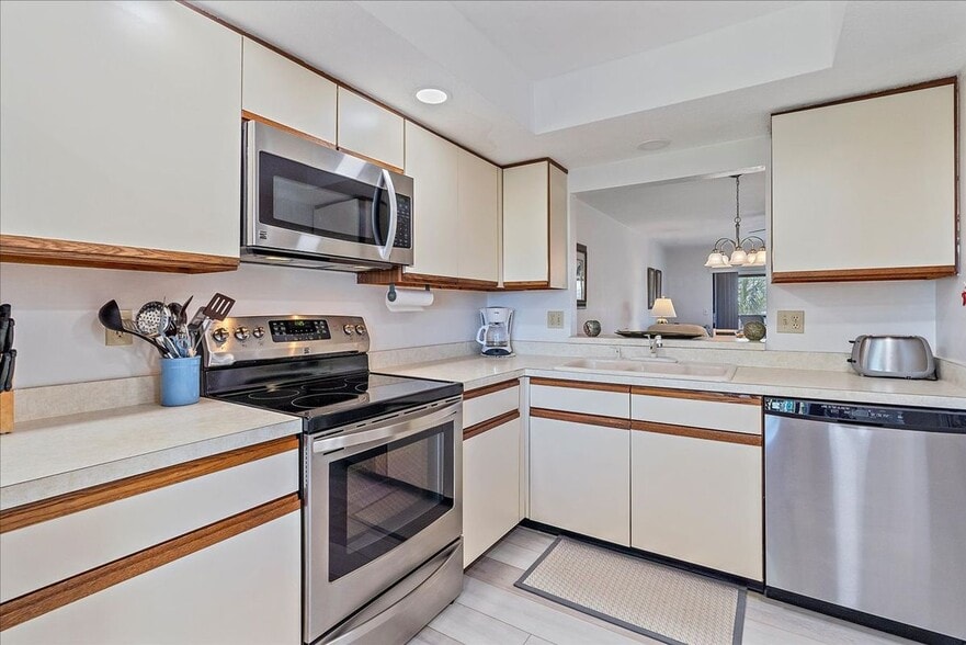 Building Photo - 320 Mission Trail N