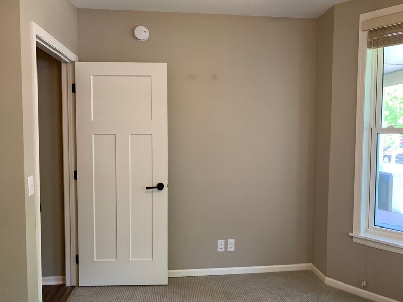 Building Photo - 465 W 5th St