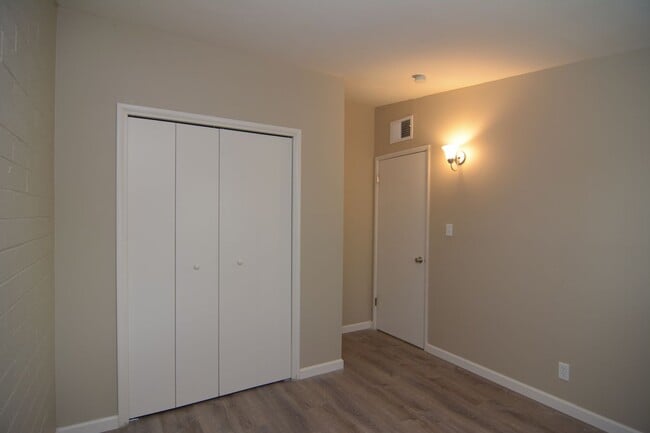 Building Photo - Remodeled 2 Bedroom 1 Bath Triplex! Close to the UofA!