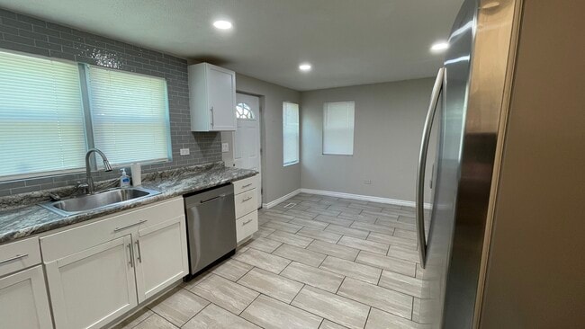 Building Photo - 6511 S Vernon Ave