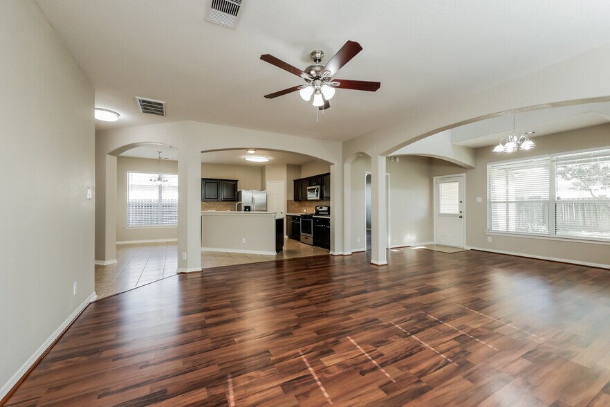 Building Photo - 214 Crosby Village Dr