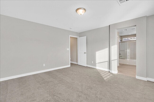 Building Photo - Great 4 bedroom home with a spacious kitchen in a great location!