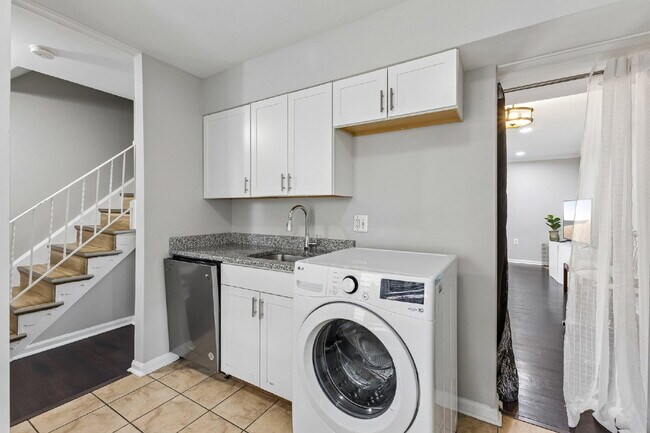 Building Photo - Beautifully remodeled two-level townhouse located in the desirable Irongate Community,