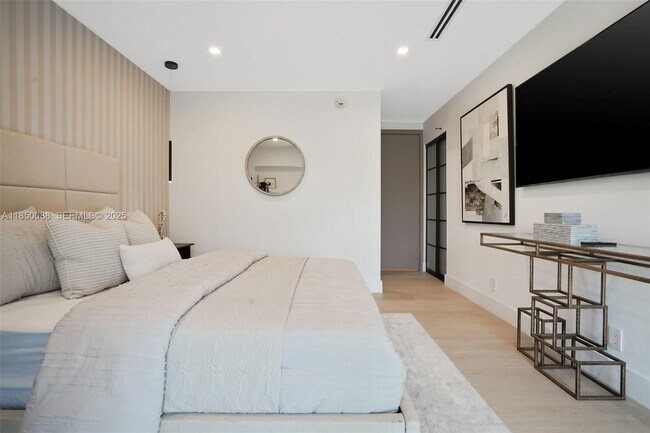 Building Photo - 3343 NE 166th St