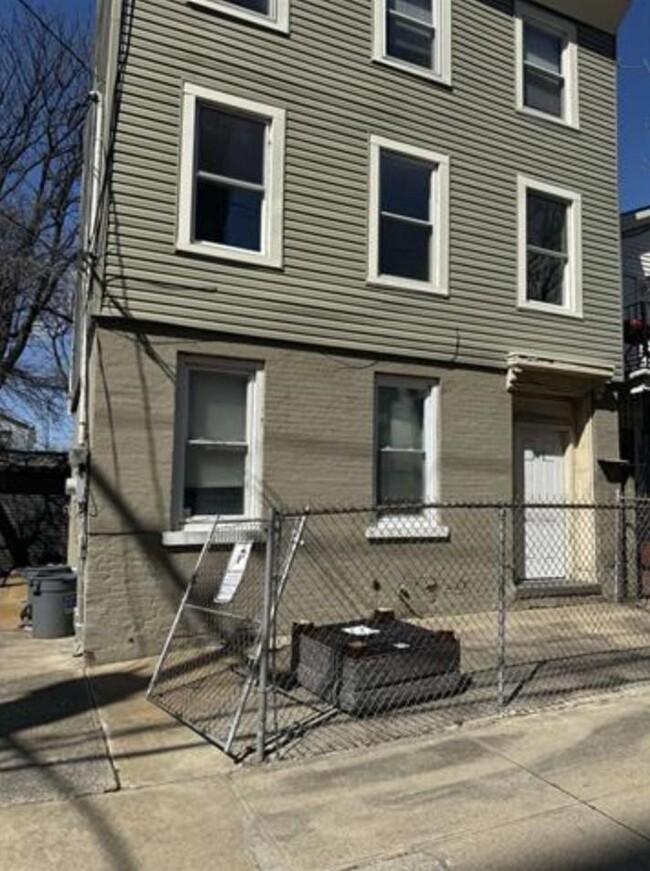 Building Photo - 275 Pine St