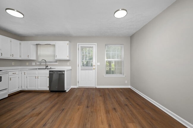 Building Photo - 2426 Willowbrook Dr