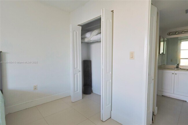 Building Photo - 3701 N Country Club Dr