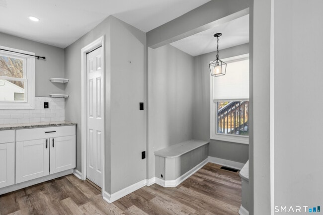 Building Photo - 33 Maple St