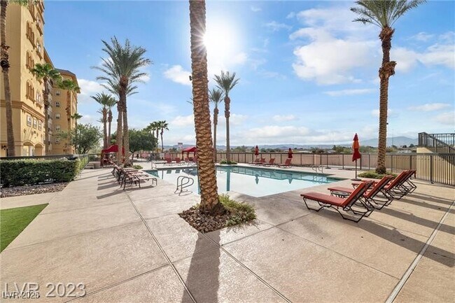 Building Photo - 2405 W Serene Ave