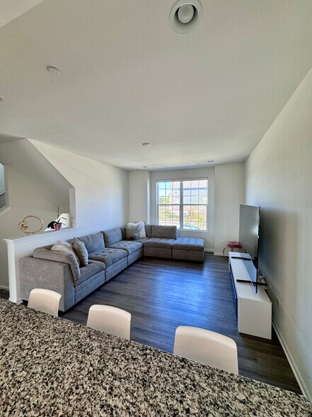 Building Photo - 14024 S Sheridan Trl