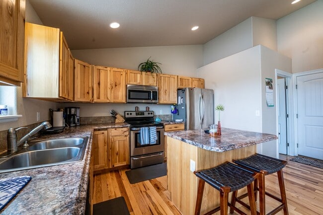 Building Photo - Beautiful 3 Bedroom, 2 Bathroom Ranch – Available Early April!