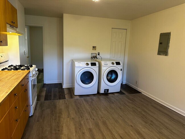 Building Photo - Spacious & Updated 2-Bedroom Apartment