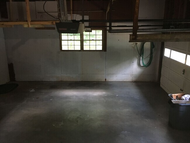 Building Photo - Pinson - Open Floor Plan with Large Living & Family Rooms 2 Bedrooms 2 Bath over 2500 sqft