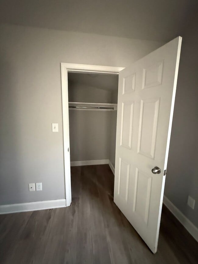 Building Photo - 2 Bedroom Downtown!