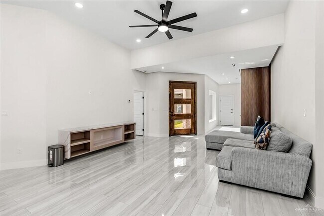 Building Photo - 13 E La Pointe Ave