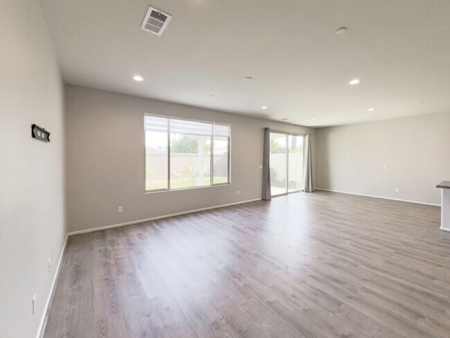 Building Photo - Beautiful 2 Story 5 Bedroom SOLAR Home + L...