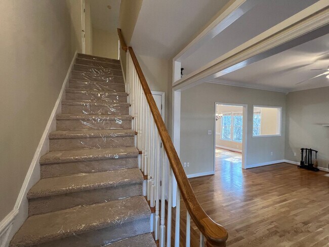 Building Photo - 123 Forest Green Dr