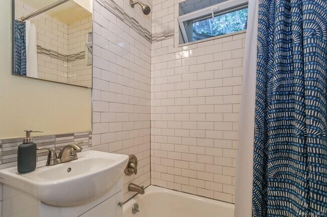 Building Photo - 45 Carpenter Ave