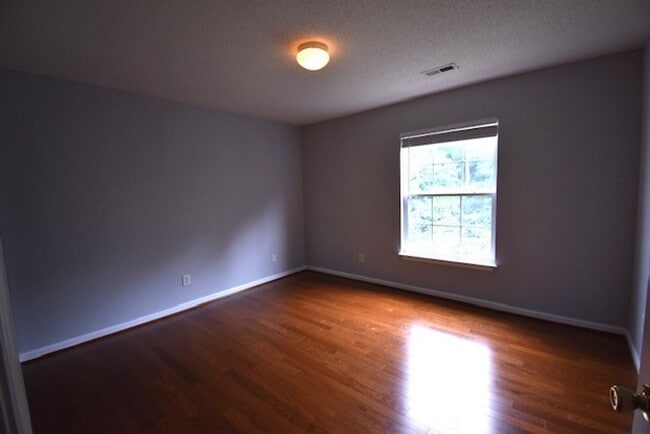 Building Photo - 2 bedroom 2 bath unit ready for you to mov...