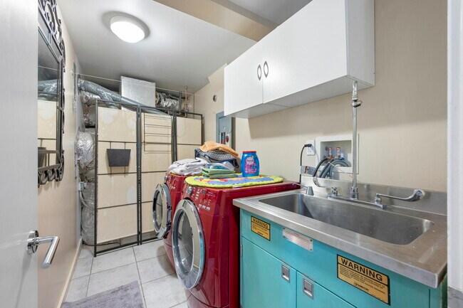 Building Photo - 2552 Hyde St