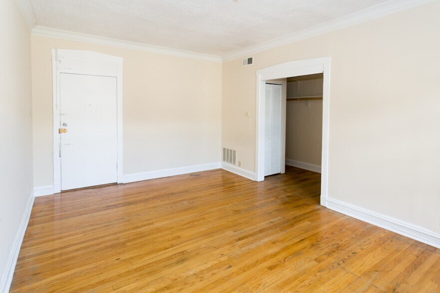 Building Photo - 2249 W Wilson Ave