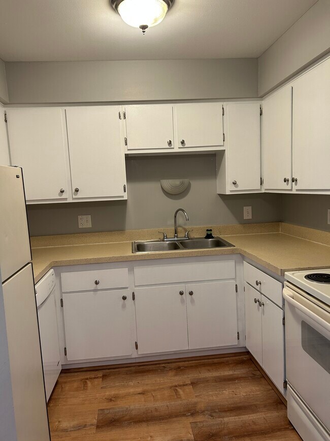 Building Photo - 1830 Axtell Dr