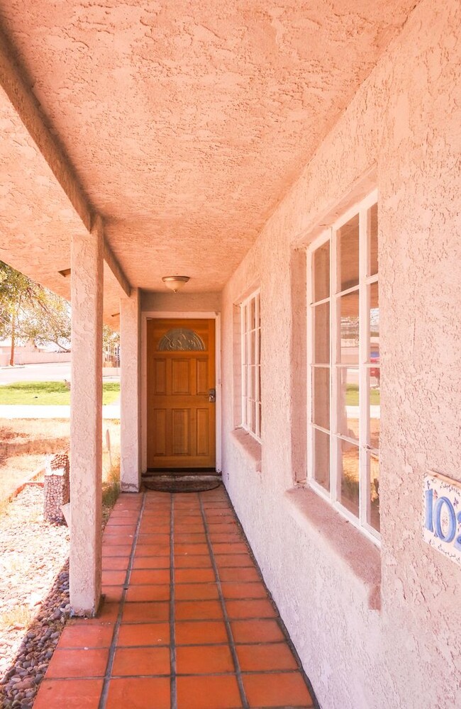 Building Photo - Charming home close to schools