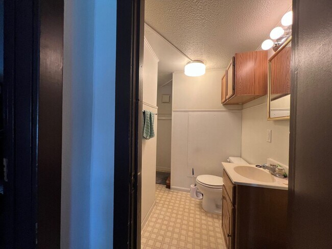 Building Photo - Over 2,000sf and 8 Bedrooms