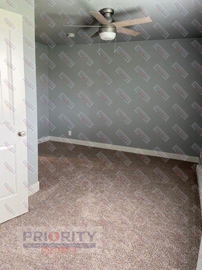 Building Photo - Townhome with a garage!