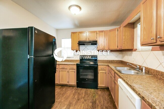 Building Photo - 4 Bedroom Pet-Friendly Home in MIDWEST CIT...